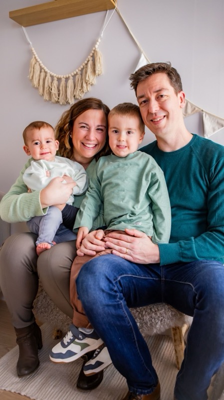 Gezin met twee kinderen samen in de studio