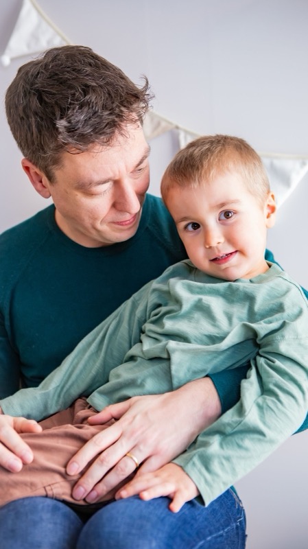 Papa met zijn zoontje op schoot