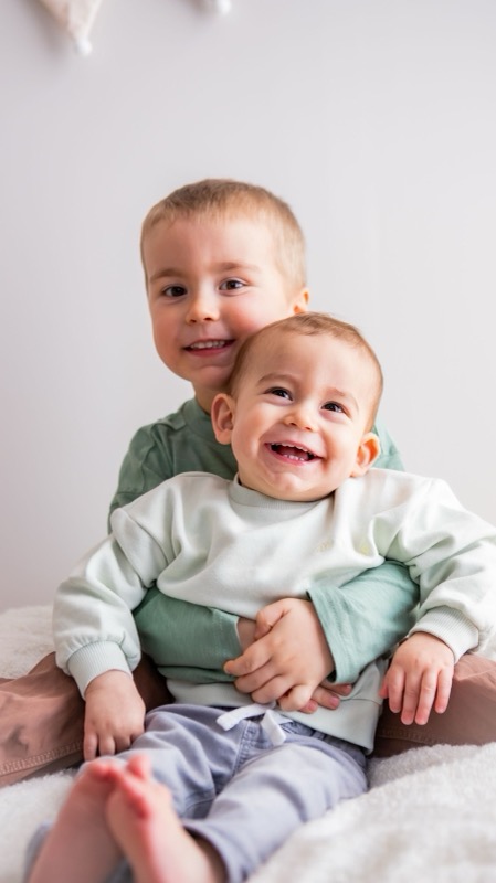 Twee lachende broertjes samen in de studio
