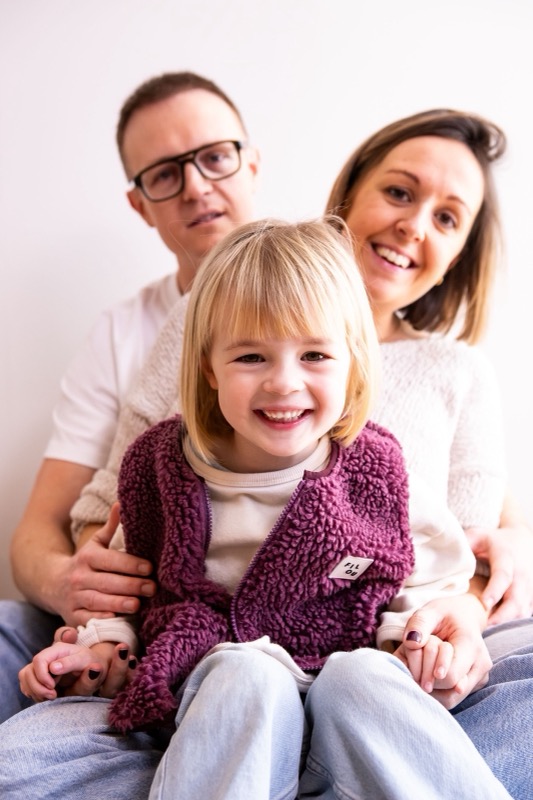 Ouders met hun dochtertje, familieshoot in de studio