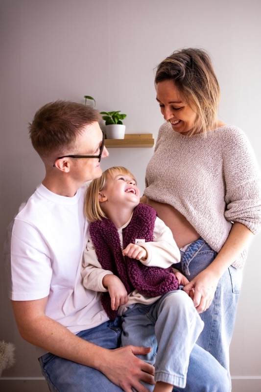 Papa, mama en dochter samen in de studio