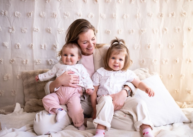 Mama met haar twee dochtertjes in de studio