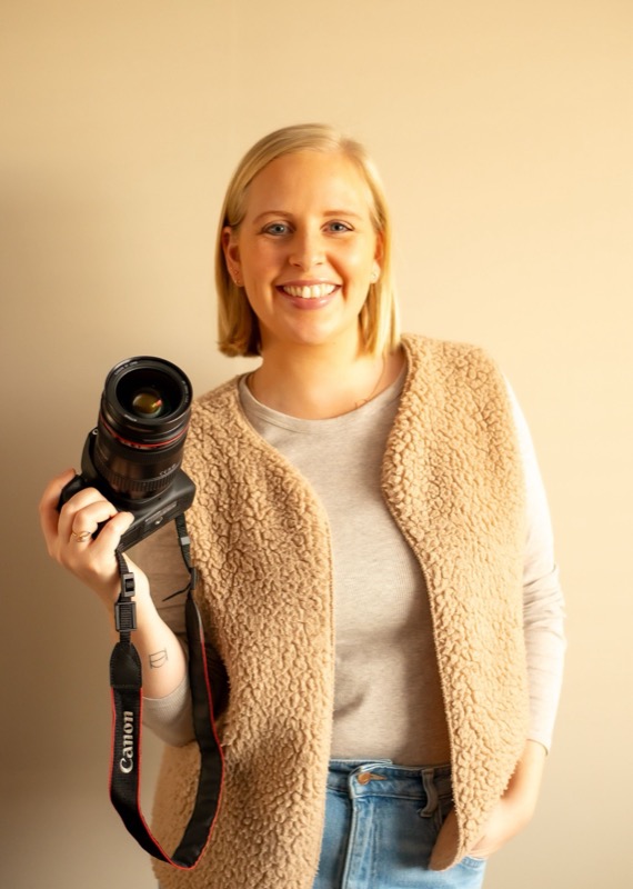 Julie, fotograaf achter Julie.grafie, met haar camera