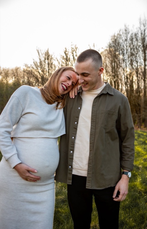 Aanstaande ouders lachen samen, maternity buitenshoot