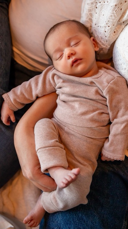 Newborn baby in de armen van mama