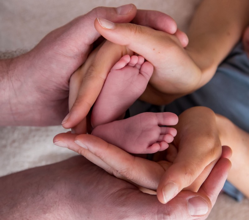 Babyvoetjes in de handen van de ouders