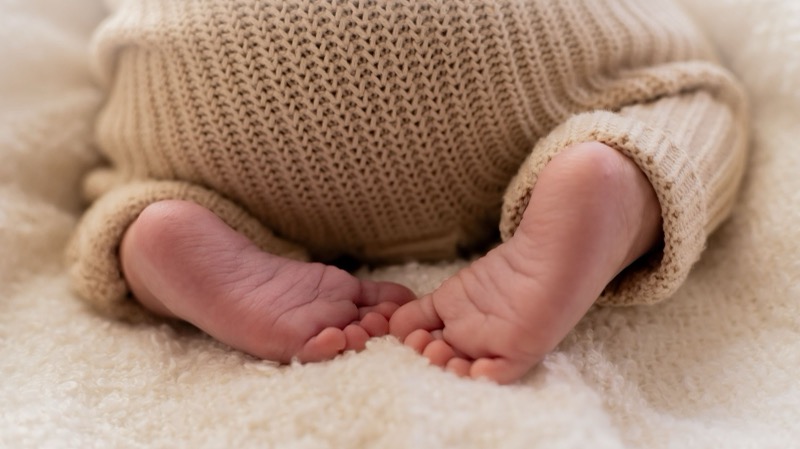 Kleine babyteentjes op een zacht dekentje