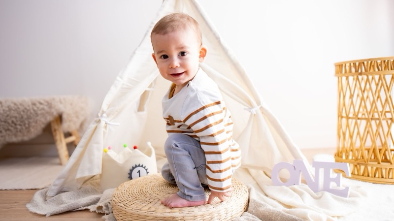 Peuter bij de tipi tijdens een eerste verjaardagsshoot
