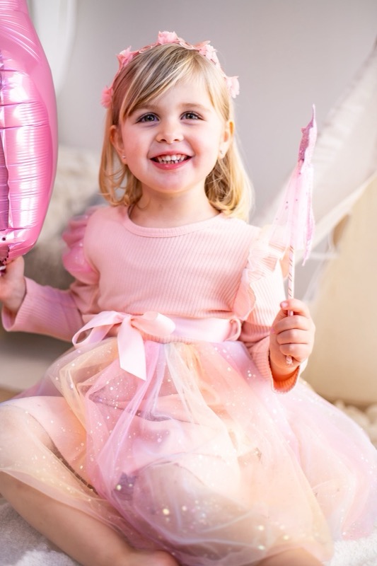 Meisje in een roze tutu, verjaardagsshoot