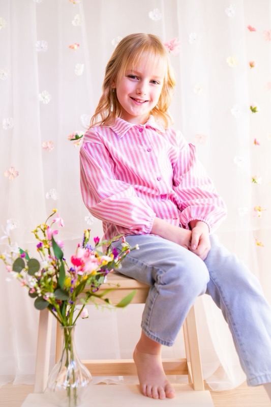 Kinderportret met bloemen in de studio